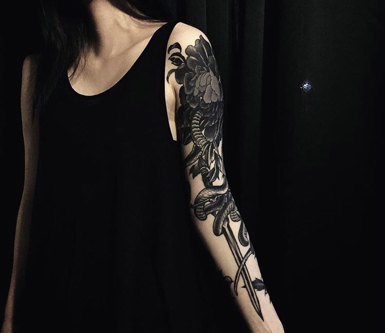点击大图看下一张：火辣女孩手臂蛇花蕊纹身图案个性十足