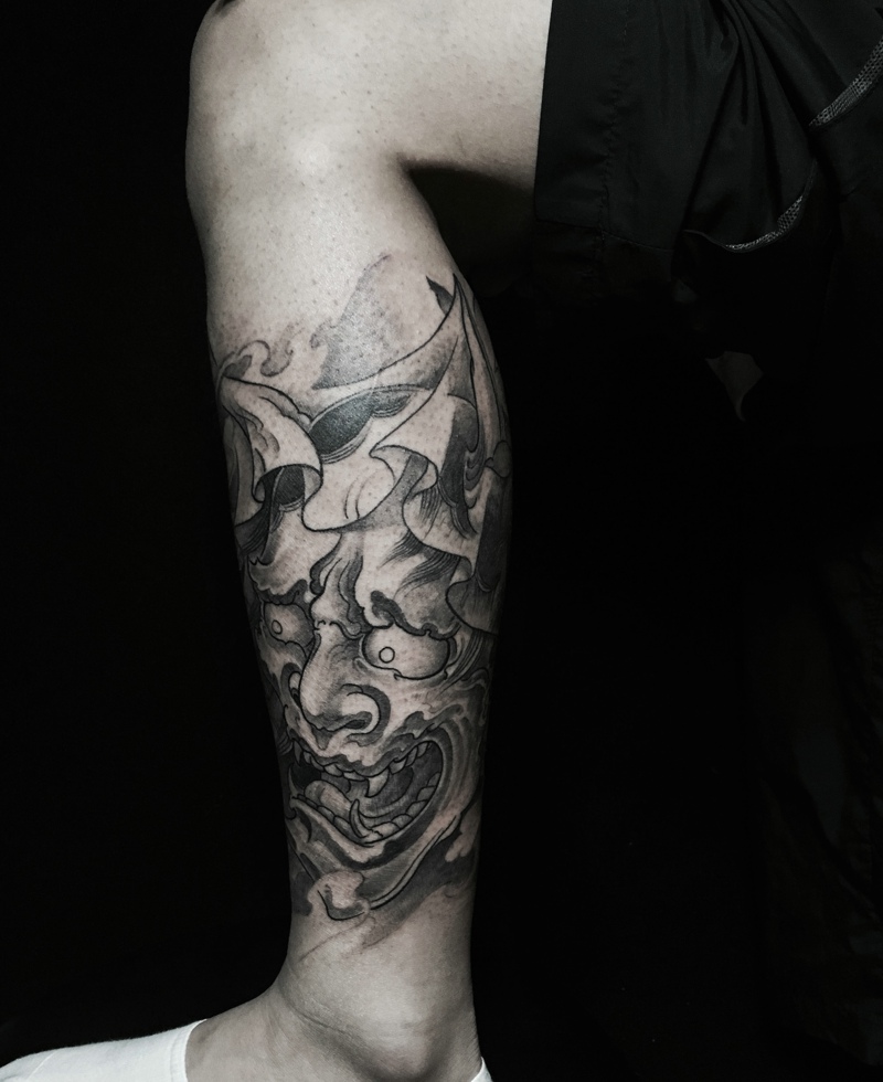 点击大图看下一张：落在小腿处的经典般若纹身图案