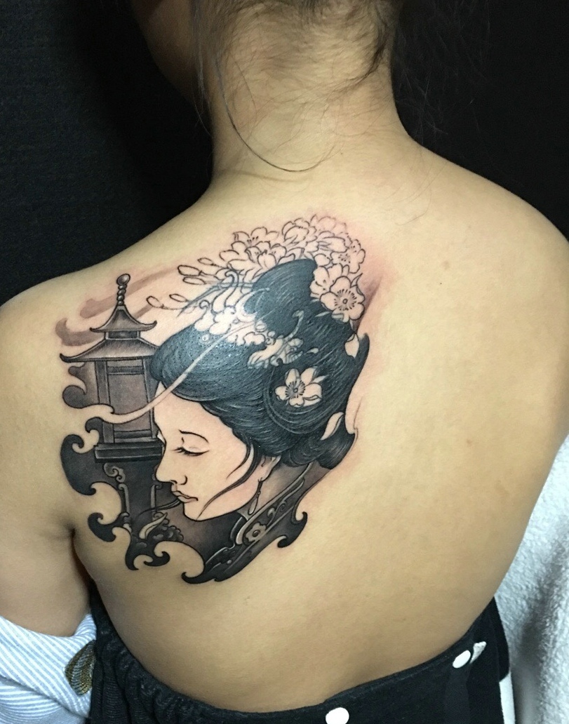 点击大图看下一张：背部漂亮的艺妓纹身图案