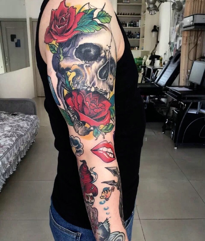 点击大图看下一张：骷髅与花朵一起的彩绘花臂纹身图案