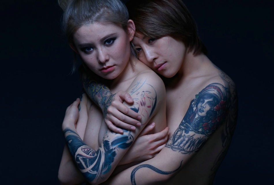 点击大图看下一张：一对好闺蜜的性感花臂纹身图案