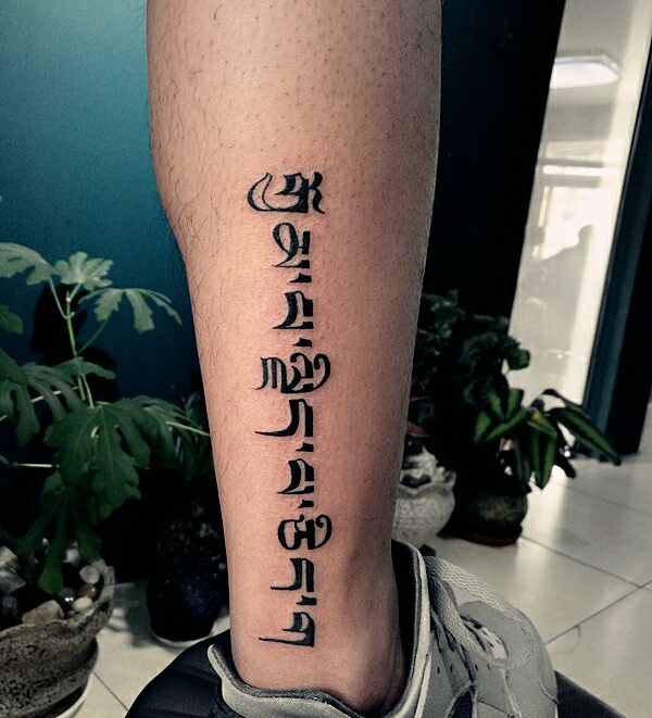 点击大图看下一张：小腿外侧时尚耐看的梵文纹身图案