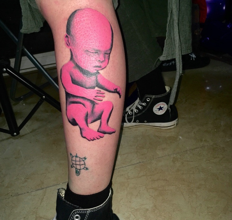 点击大图看下一张：小腿外侧可爱的婴儿纹身图案