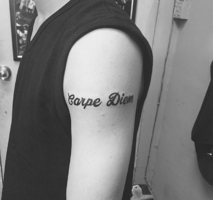 点击大图看下一张：大臂个性传统英文字母纹身图案