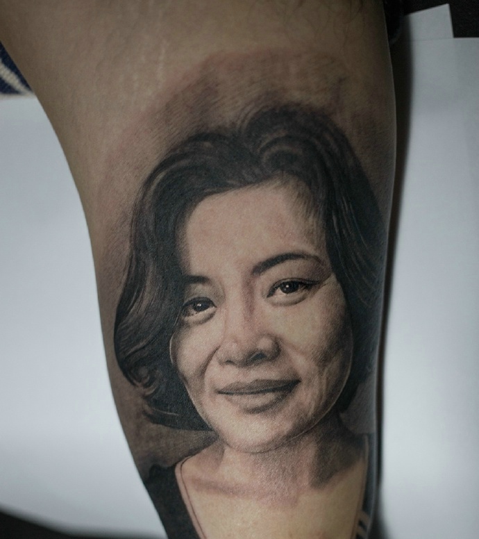 点击大图看下一张：慈祥又伟大的母亲肖像黑灰纹身图案