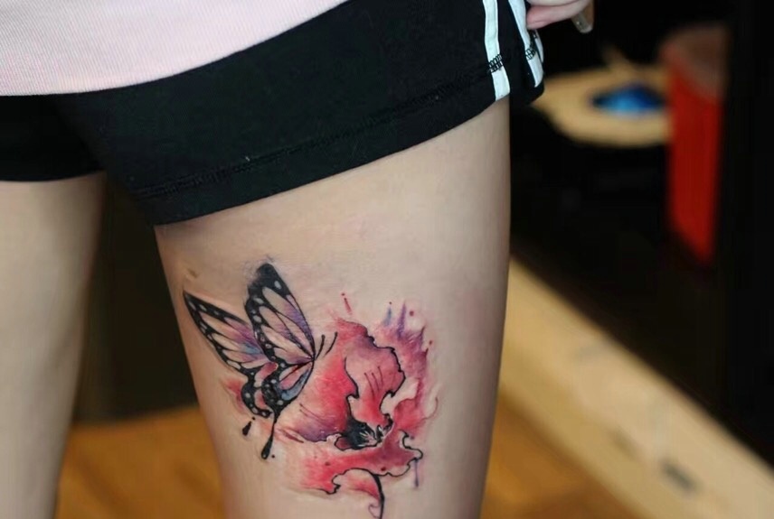 点击大图看下一张：花朵与蝴蝶一起的腿部彩绘纹身图案