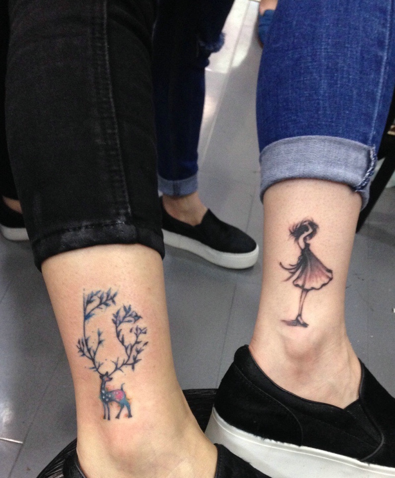 点击大图看下一张：适合情侣与朋友之间的脚踝鹿纹身图案