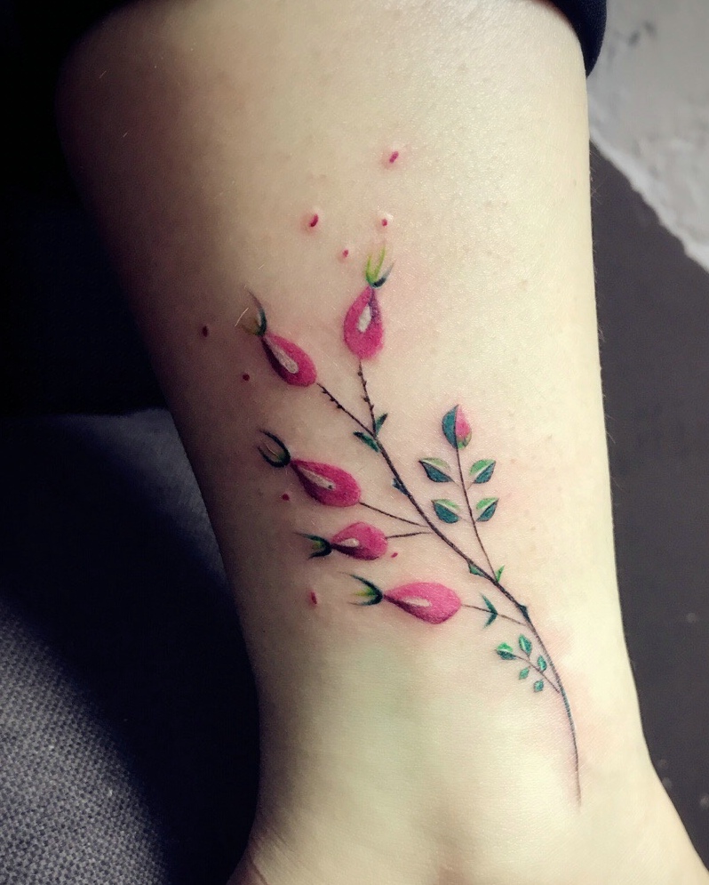 点击大图看下一张：小腿处小清新唯美植物花朵纹身图案