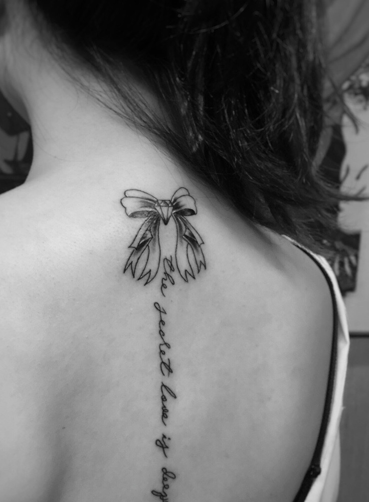 点击大图看下一张：个性女生背部脊椎英文纹身刺青