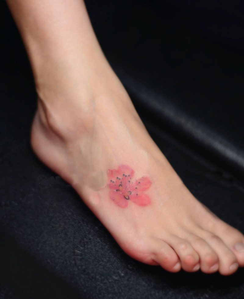 点击大图看下一张：女生脚背上性感的花蕊纹身图案