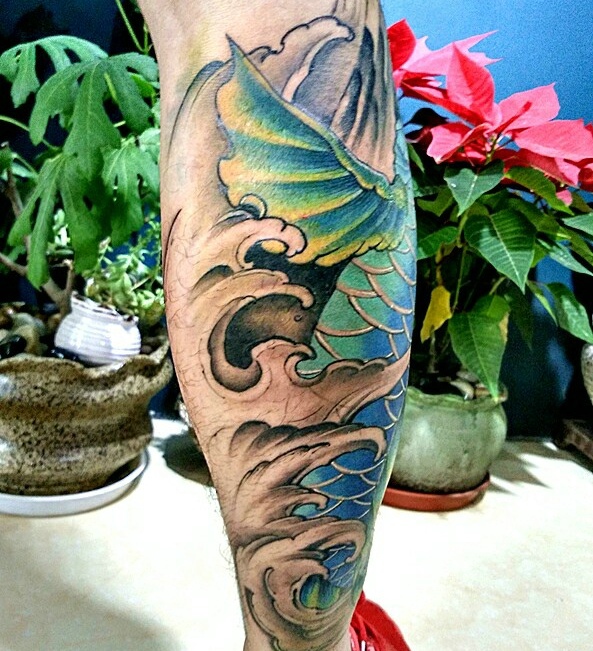 点击大图看下一张：包小腿惊艳的彩绘鲤鱼纹身图案