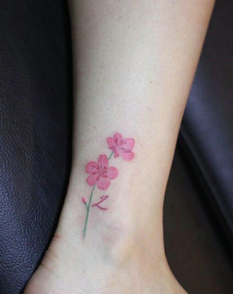 点击大图看下一张：裸脚上的小清新花朵纹身图案