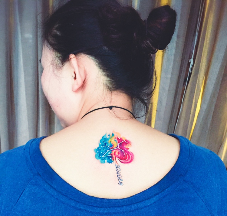 点击大图看下一张：女性背部彩色星座图腾纹身刺青