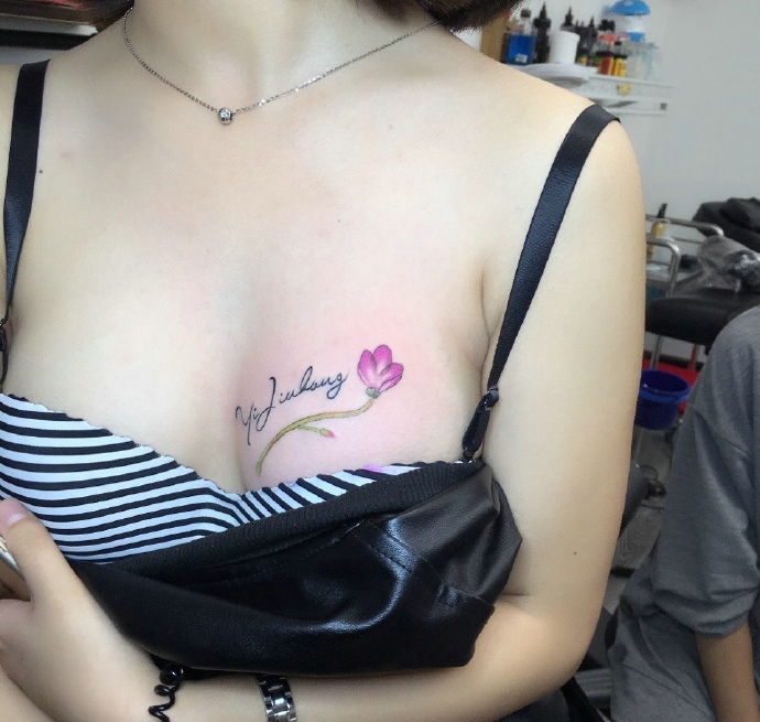 点击大图看下一张：女生性感胸部上小情感英文花蕊纹身图案