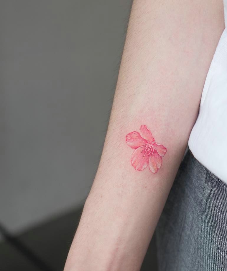 点击大图看下一张：女生手臂唯美花朵纹身图案