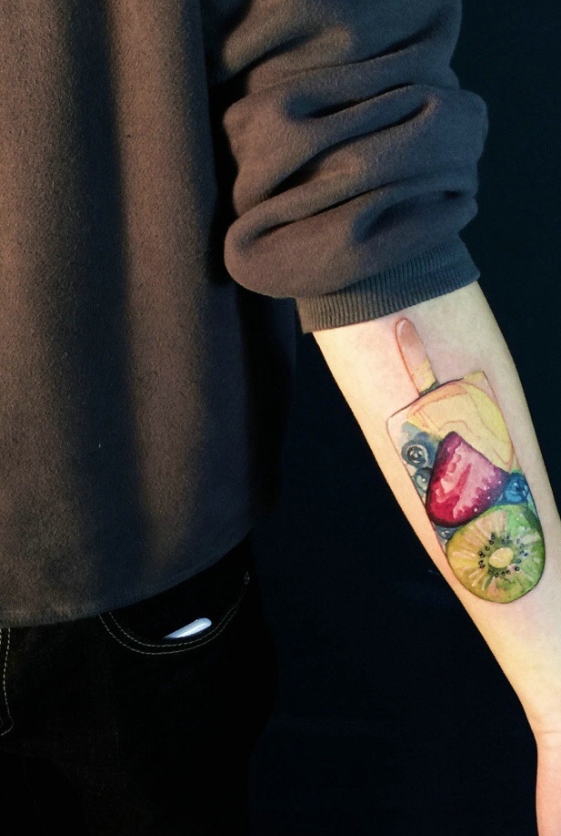 点击大图看下一张：时尚男孩手臂彩绘水果冰棍纹身图案