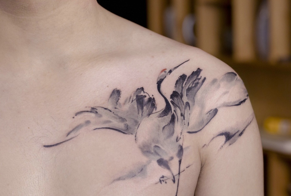 点击大图看下一张：肩部的中国风丹顶鹤纹身图案很唯美
