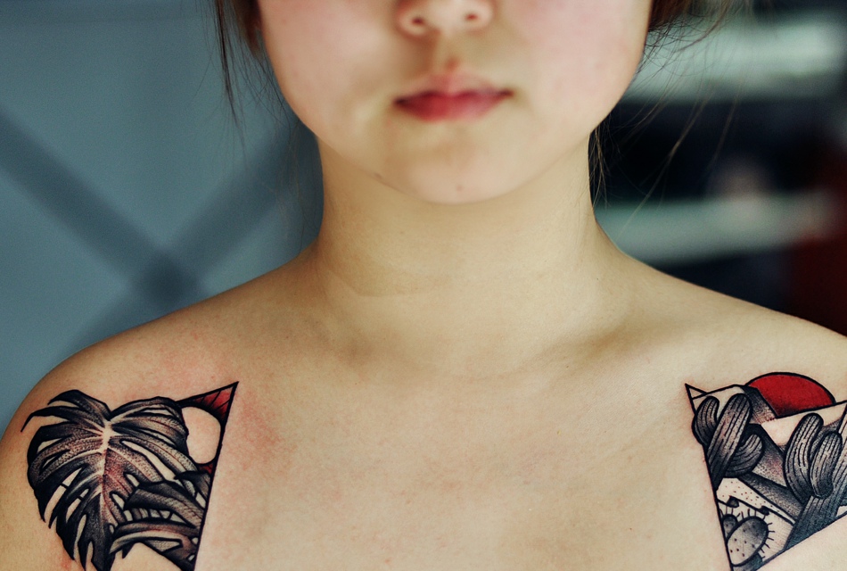 点击大图看下一张：95后女孩锁骨两边个性植物纹身图案