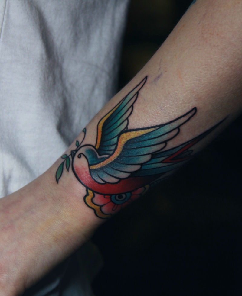 点击大图看下一张：手臂一只翱翔的彩色school小燕子纹身图案