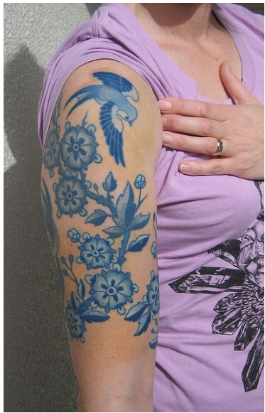 点击大图看下一张：女性手臂上漂亮时尚的花蕊燕子刺青