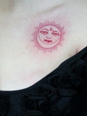 美女胸部红色的太阳图腾个性纹身