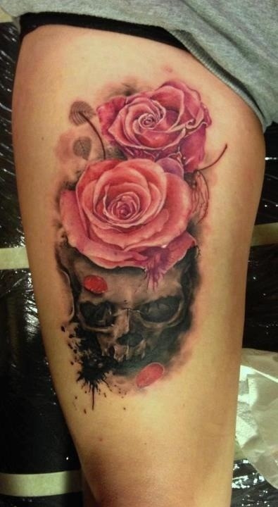 点击大图看下一张：大腿上个性的骷髅玫瑰彩绘纹身