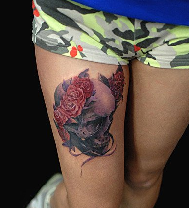 点击大图看下一张：腿部女子美艳花朵骷髅纹身图案