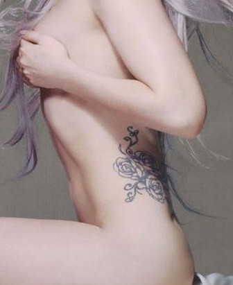 点击大图看下一张：明星Lady GaGa腰部玫瑰纹身完整图