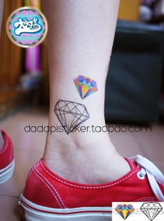 点击大图看下一张：活波女孩腿上闪亮钻石纹身图