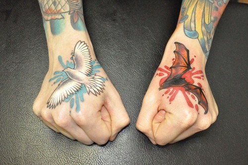 点击大图看下一张：左手雄鹰右手蝙蝠纹身图