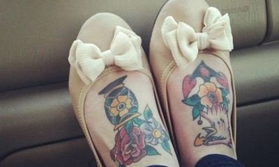 点击大图看下一张：女性脚背上漂亮的纹身图案