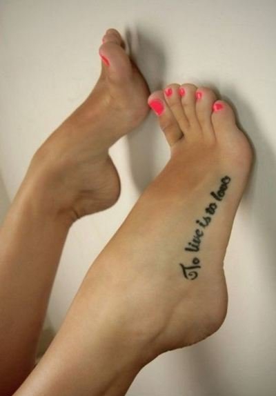 点击大图看下一张：女性脚背上漂亮的纹身图案