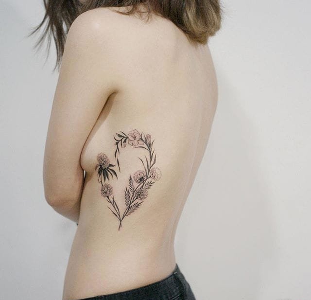 点击大图看下一张：女性喜欢的清新漂亮的花朵纹身图案