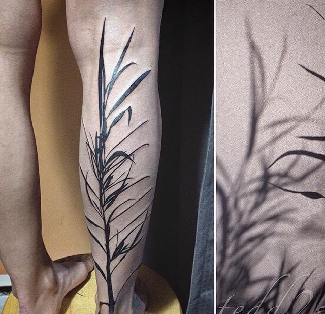 点击大图看下一张：黑色的植物树叶和花纹身图案来自于纹身师泰德
