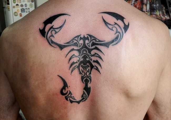 点击大图看下一张：男性背部威猛帅气的蝎子纹身图案