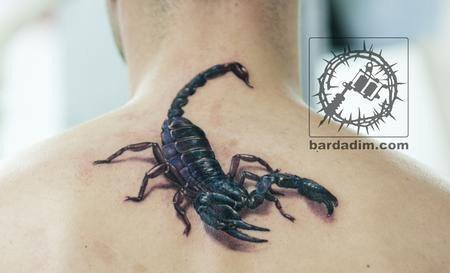 点击大图看下一张：男性背部威猛帅气的蝎子纹身图案