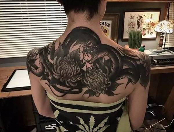 点击大图看下一张：韩国纹身师Gara暗黑系黑灰写实骷髅纹身