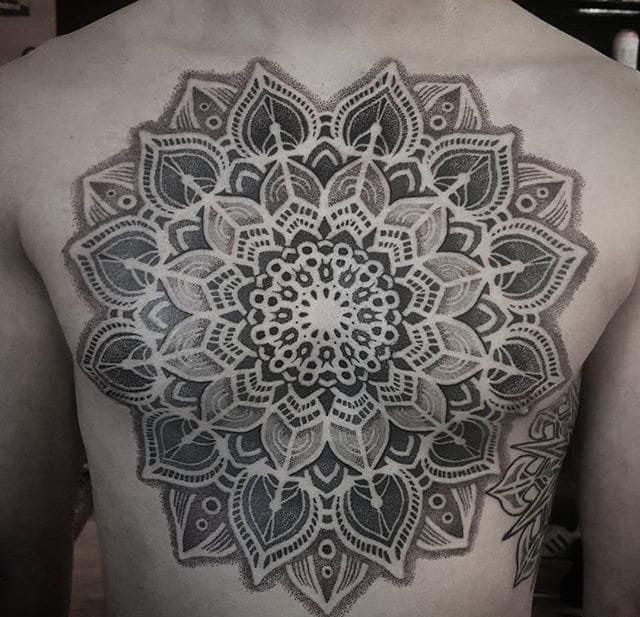 点击大图看下一张：漂亮的点刺纹身黑色曼陀罗图案纹身