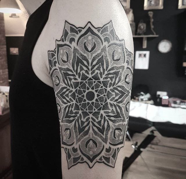 点击大图看下一张：漂亮的点刺纹身黑色曼陀罗图案纹身