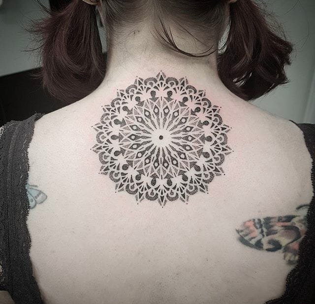 点击大图看下一张:漂亮的点刺纹身黑色曼陀罗图案纹身