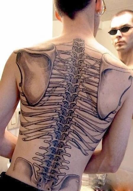 点击大图看下一张：个性男子背部骨骼纹身图片