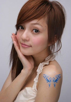 点击大图看下一张：张韶涵手臂蓝色蝴蝶纹身图片