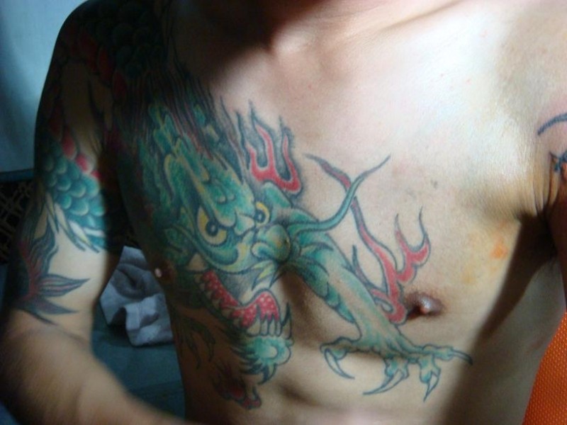 点击大图看下一张：男人胸膛青龙纹身图片