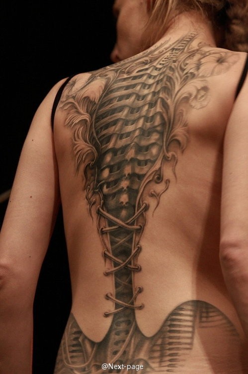 点击大图看下一张：性感美女背部个性骨骼纹身图片