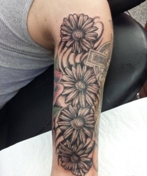 点击大图看下一张：30多款女性身上漂亮的雏菊花纹身图案