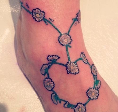 点击大图看下一张:30多款女性身上漂亮的雏菊花纹身图案