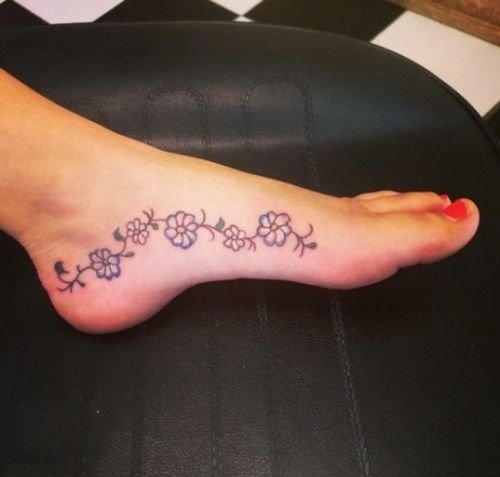 点击大图看下一张:30多款女性身上漂亮的雏菊花纹身图案