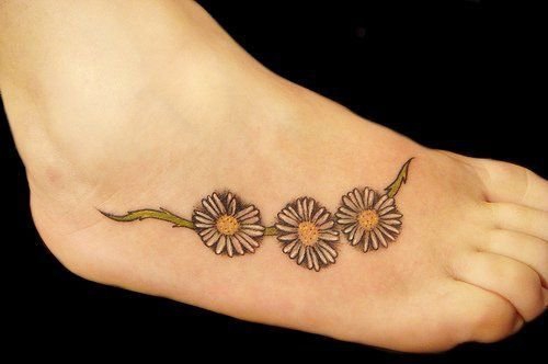 点击大图看下一张:30多款女性身上漂亮的雏菊花纹身图案