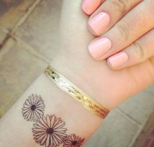 点击大图看下一张:30多款女性身上漂亮的雏菊花纹身图案