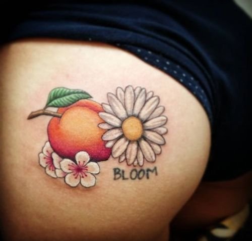 点击大图看下一张：30多款女性身上漂亮的雏菊花纹身图案